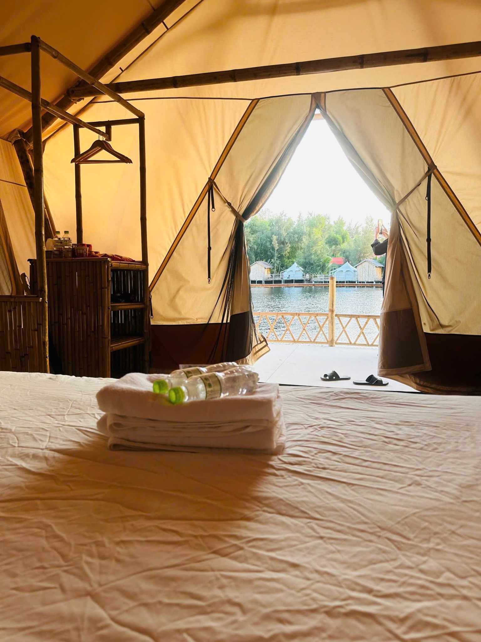 LỀU SAFARI LAKE VIEW (PHONG CÁCH MÔNG CỔ – VIEW HỒ CHILL) 3