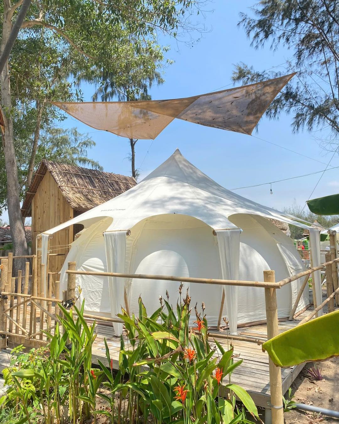 LỀU LOTUS GARDEN VIEW (LỀU VẢI CAO CẤP – MÁY LẠNH – PHONG CÁCH HOA SEN)